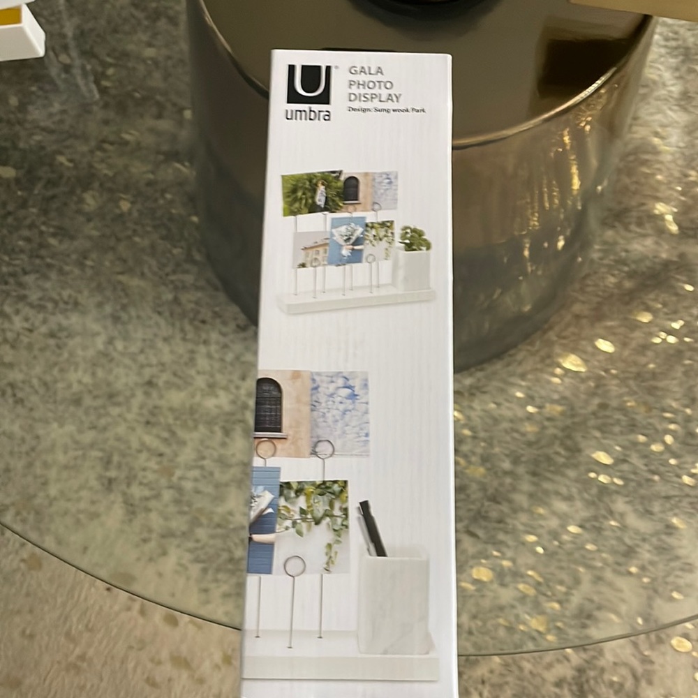 Umbra GALA photo display